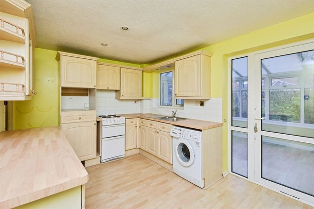 17, Crestwood Close, Burton-On-Trent photo 3