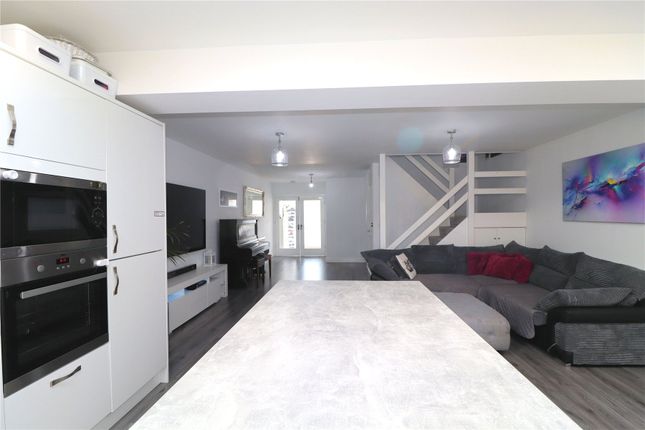 16, Lampeter Close, Surrey photo 4