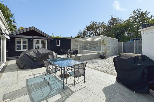 8, Frampton Close, Reading photo 4