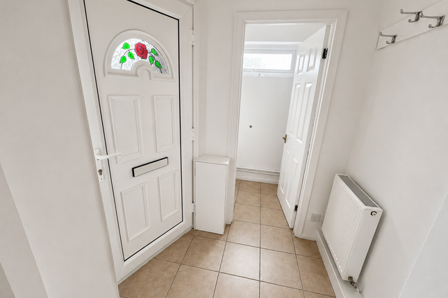 11 Hampton Close, Bedford photo 2