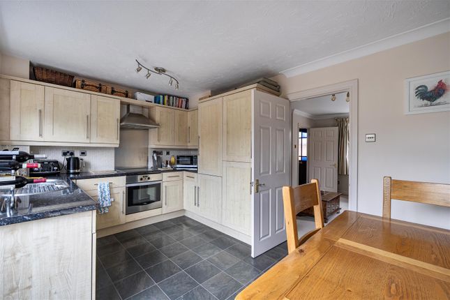 7, Thornleas Place, East Horsley photo 5