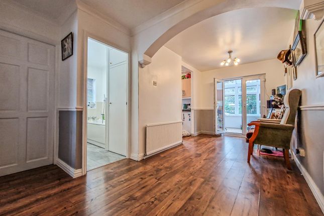 17, Orchard Grove, Leigh-on-sea photo 2