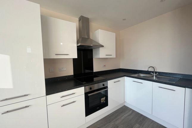 Flat for sale in Saxon Square, Manchester
