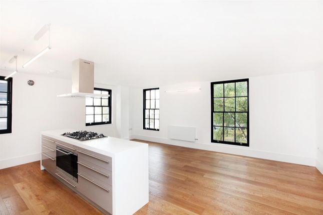 Flat to rent in Rondor House, Parsons Green