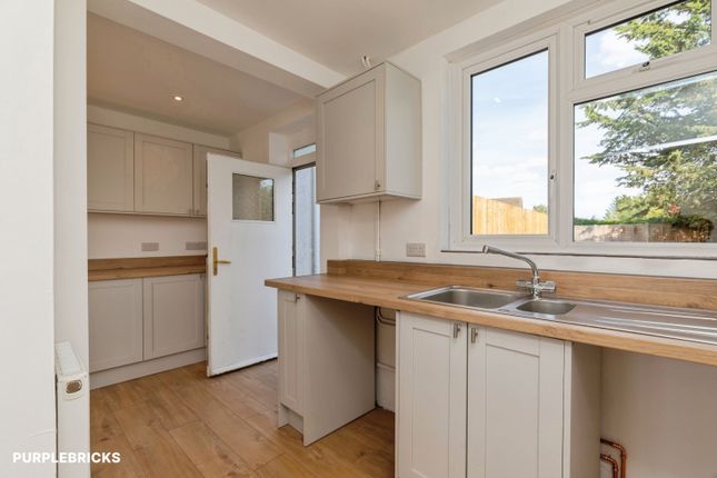 25, Methuen Avenue, Melksham photo 3