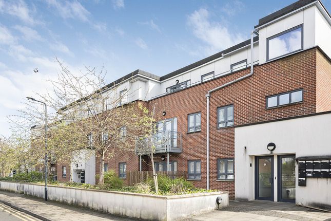 Thumbnail Flat to rent in 1st Floor Two Bedroom Apartment, Sunningdale Gardens, Kingsbury, London