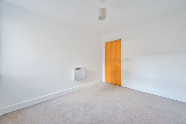 Capulet Square, E3, Tower Hamlets photo 4