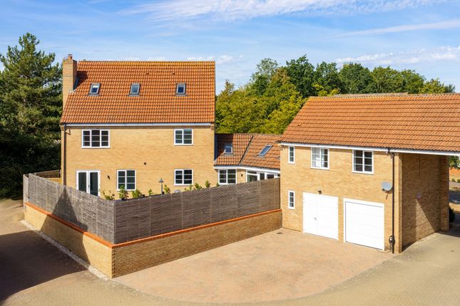 2 Morland Drive, Milton Keynes photo 4