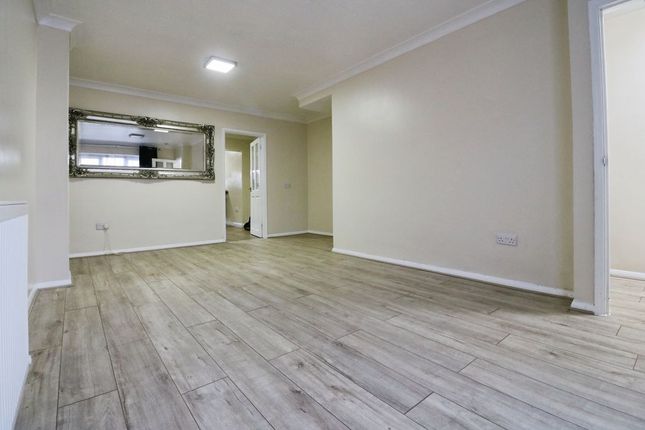 98, Torridge Road, Slough photo 2
