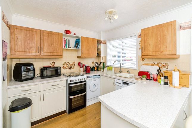 42, Moore Crescent, Hampshire photo 5