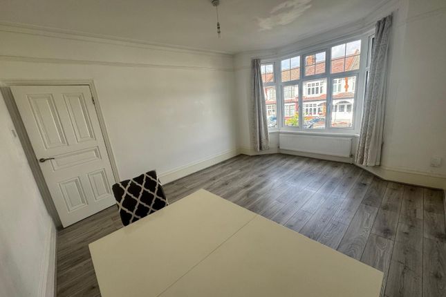 First Floor, 86a, Caversham Avenue, London photo 2