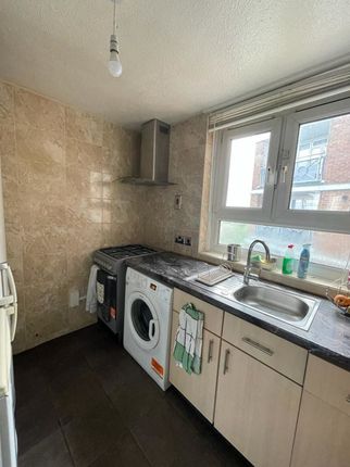 Flat to rent in Grantham Road, London