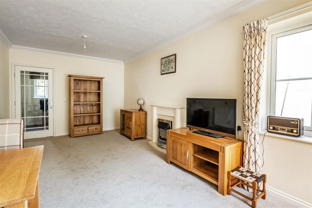Flat 18, Headley Lodge, Leatherhead Road, Ashtead photo 2