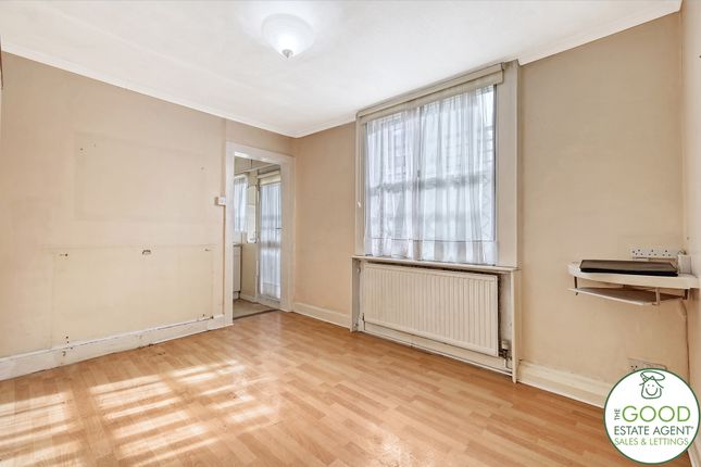 End terrace house for sale in Horsell Road, London