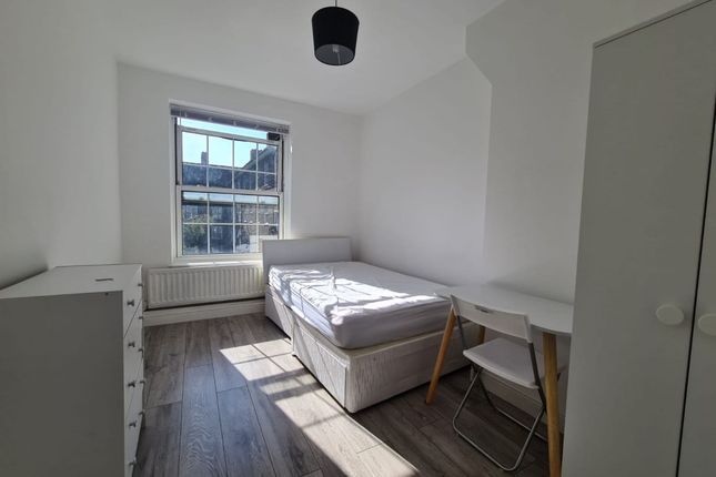 Thumbnail Flat to rent in County Street, London