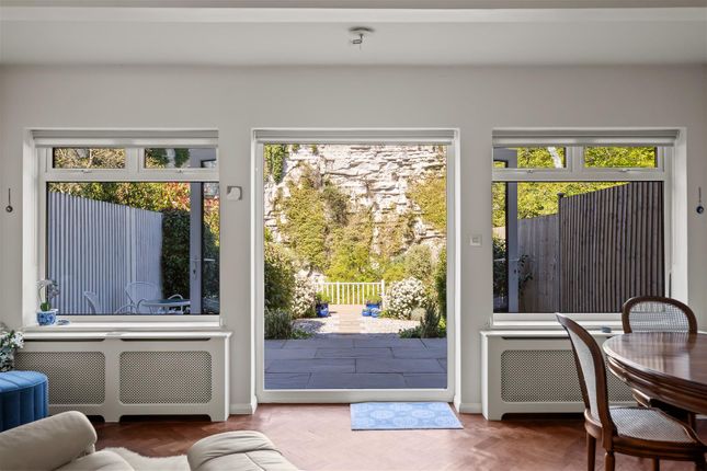 2, Hurst Croft, Guildford photo 4