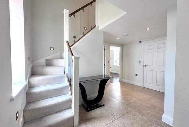 14 Washington House, Marlborough Drive, Bushey photo 4