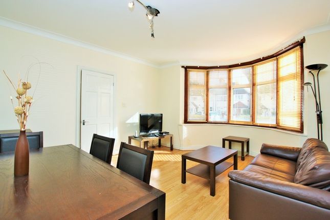34 Highcroft Gardens, London photo 3