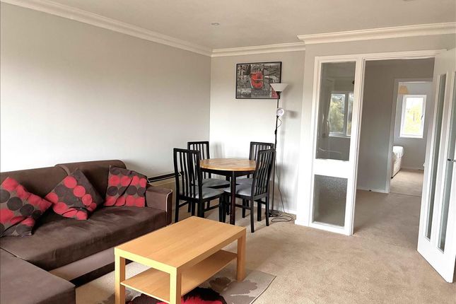 28, Deerhurst Close, Feltham photo 3