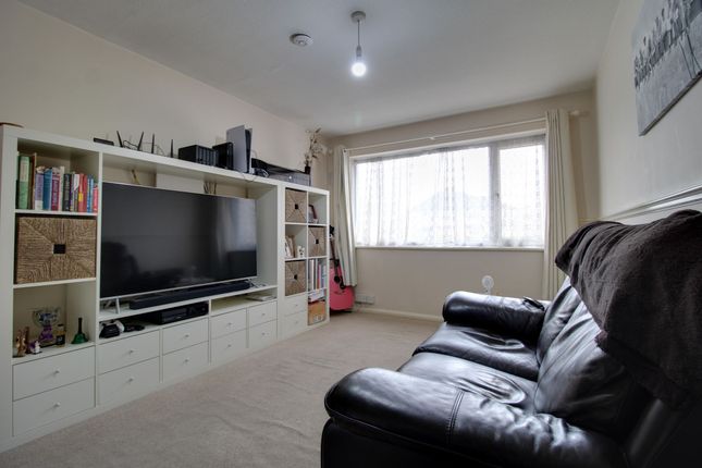 2 Dores Court, Swindon photo 4