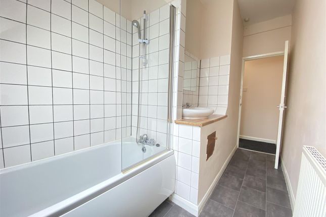 Thumbnail Room to rent in Room 2, Flat 322, Beverley Road, Hull