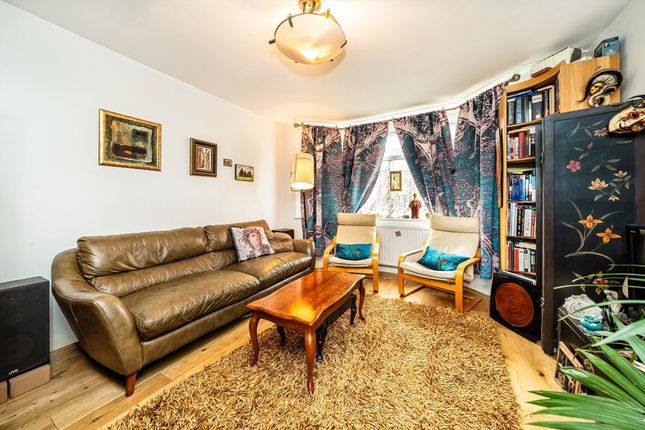11, Newton Avenue, London photo 2