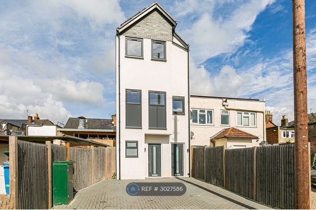 Studio flat on Athena House, Service Road, Addlestone, £1,250/mo