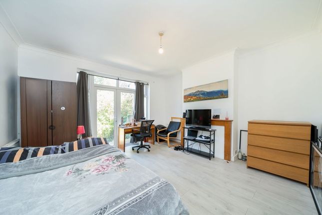 11, Haycroft Gardens, London photo 3