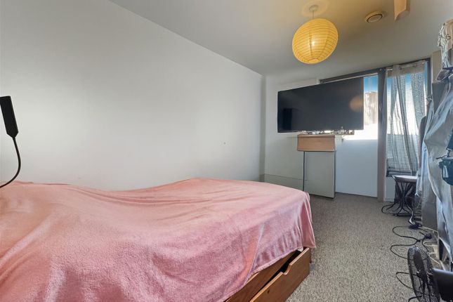 Flat 24, The Icon, Southernhay, Basildon photo 4
