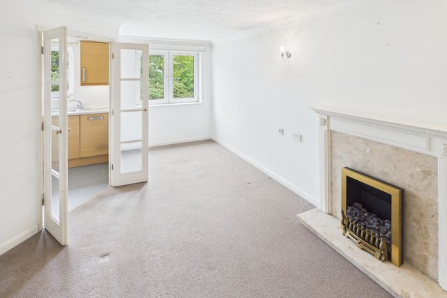 32 Weston Court, Farnham Close, London photo 3