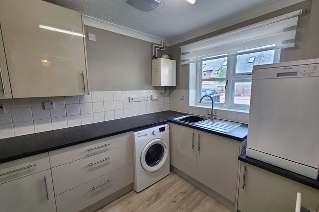 6, Barberry Drive, Southampton photo 2