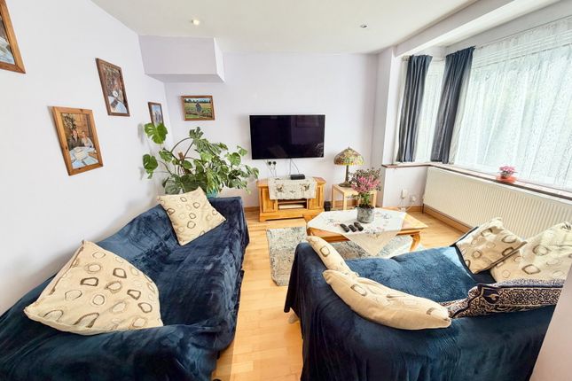 60, Lewgars Avenue, London photo 3