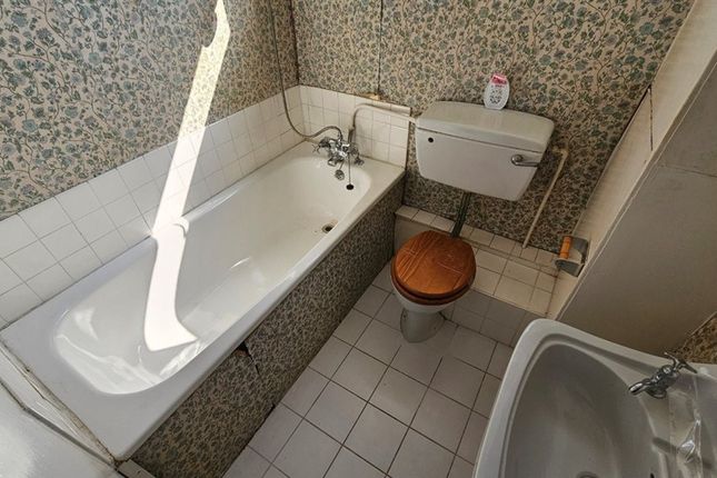 Fifth Floor Flat 201, Lemare Lodge, Fair Acres, BROMLEY photo 3