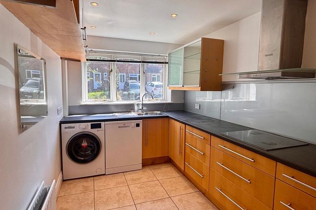 2 Clyde Cottages, Clyde Close, Redhill photo 2