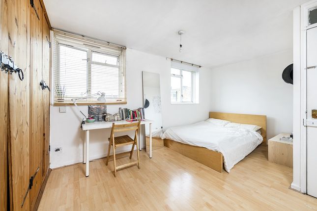 Flat for sale in Hawthorne Close, London