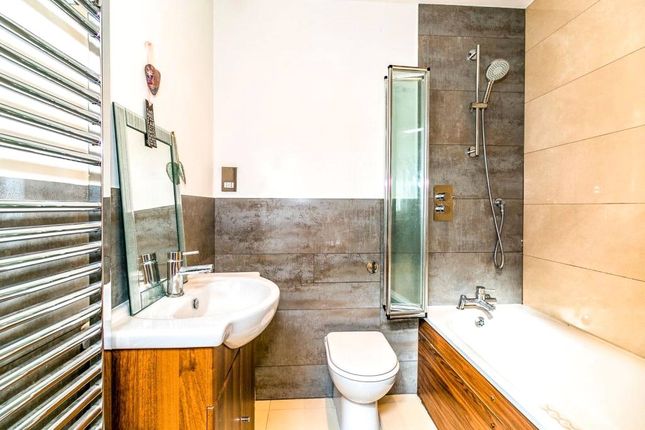 Flat 4, 43B,, Bridge Road, Surrey photo 4