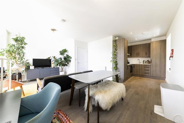 Flat 7 Parkview, 94 Frobisher Road, London photo 4