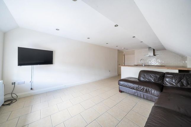 FLAT 5 THE MALT SHOVEL, Lambourn Woodlands, Hungerford photo 4