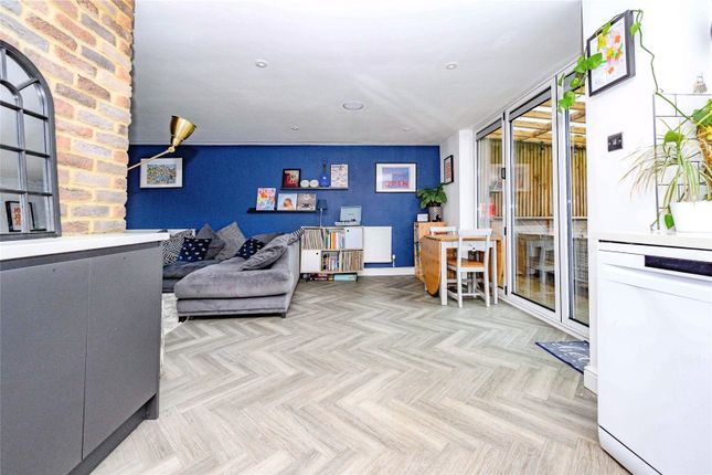 33, Woolmer Drive, Hemel Hempstead photo 4
