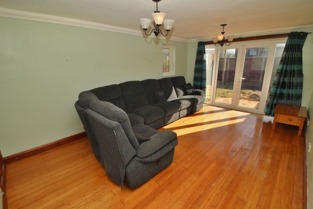 4, Abbas Green, Havant photo 2