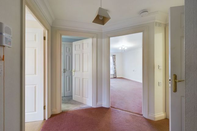 8 Pegasus Court, Stafford Road, Caterham photo 2