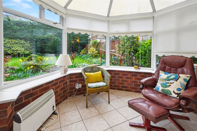 28, Hall Orchards Avenue, West Yorkshire photo 4