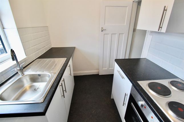 Flat to rent in Rex Launderette, Newland Avenue, Hull