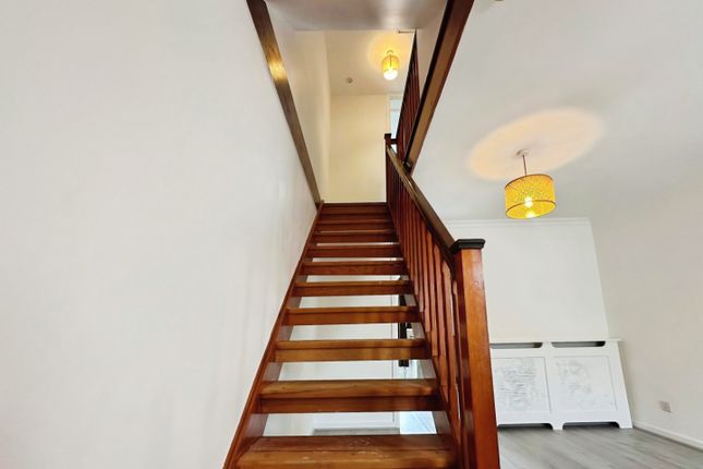 21, Frogmore Close, Slough photo 3