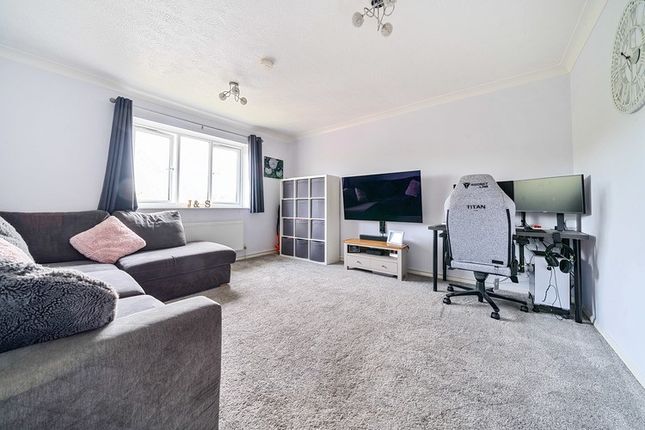 Thumbnail Flat for sale in Chancel Mansions, Bracknell, Berkshire