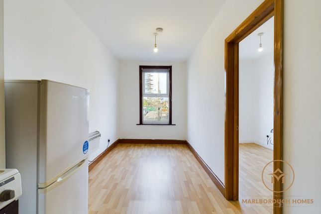Flat 2, 33 Barnabas Road, London photo 3