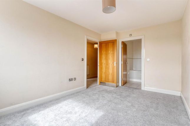 Flat to rent in Warrior Close, Thamsmead, London