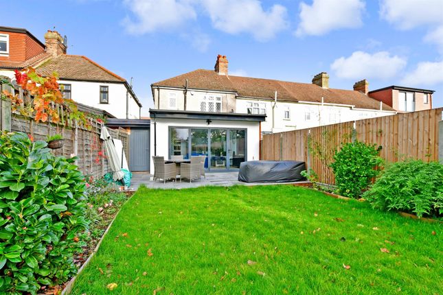 Semi-detached house to rent in Hawthorn Road, Buckhurst Hill