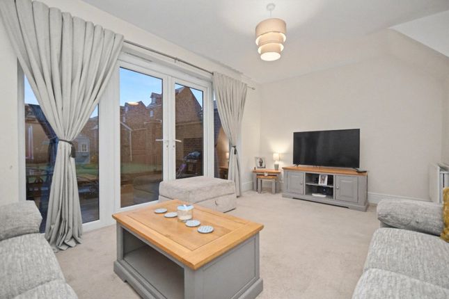 10, Kirkstall Close, West Yorkshire photo 3