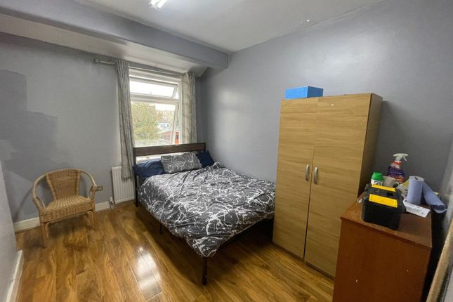 Double Room In Shared House Close To Goodmayes Station-